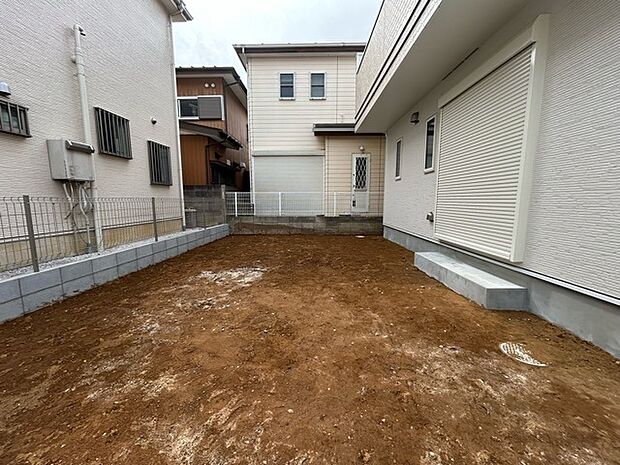 戸建てならではのお庭スペース。BBQやガーデニング、お子様のプールなど、、、、様々な楽しみ方ができるプライベート空間。ご家族皆さままで思いっきりお楽しみください。