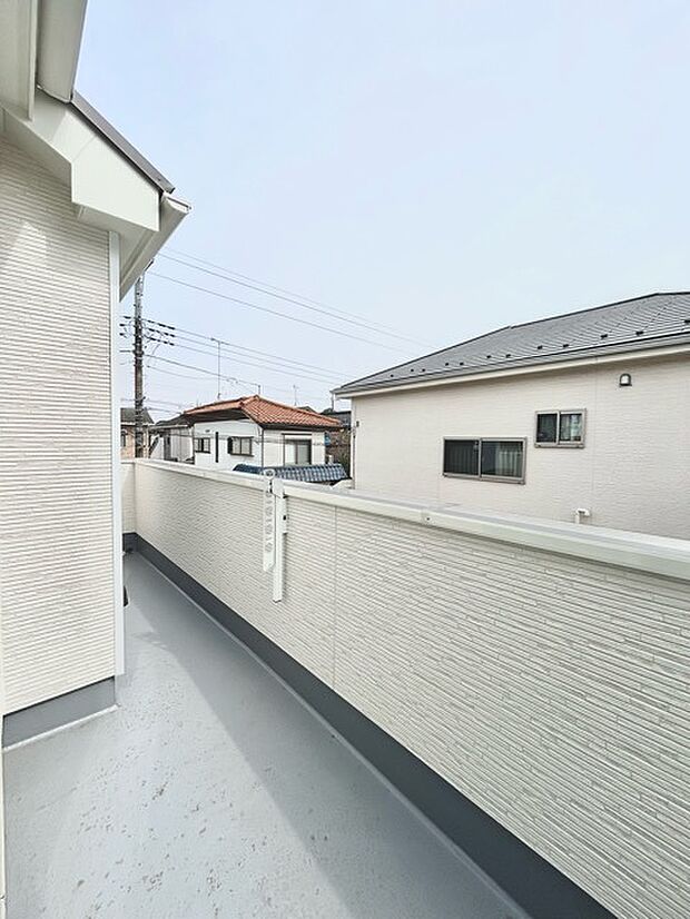 陽ざしが差込む明るいバルコニー。奥行きのあるバルコニーはお洗濯時に助かります。