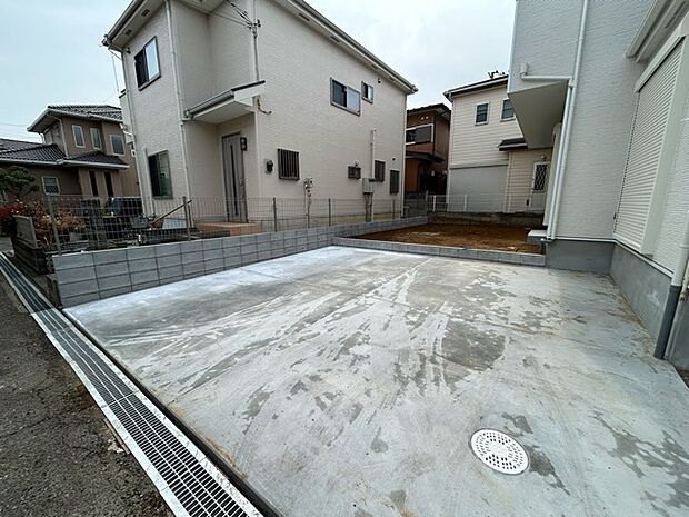 セカンドカーや来客時にも便利なカースペース2台分ございます。