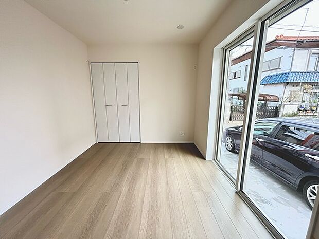 扉を開放するとLDKと洋室を一体利用できる空間!扉を閉めると独立した空間としても活用できます。