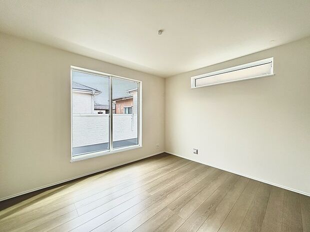 どんな家具にでも相性が良い清潔感ある白色調のクロスを採用。主張しすぎない配色、耐久性にも優れた床材は日々のメンテナンスも楽に、快適に過ごして頂けるよう考えられています。