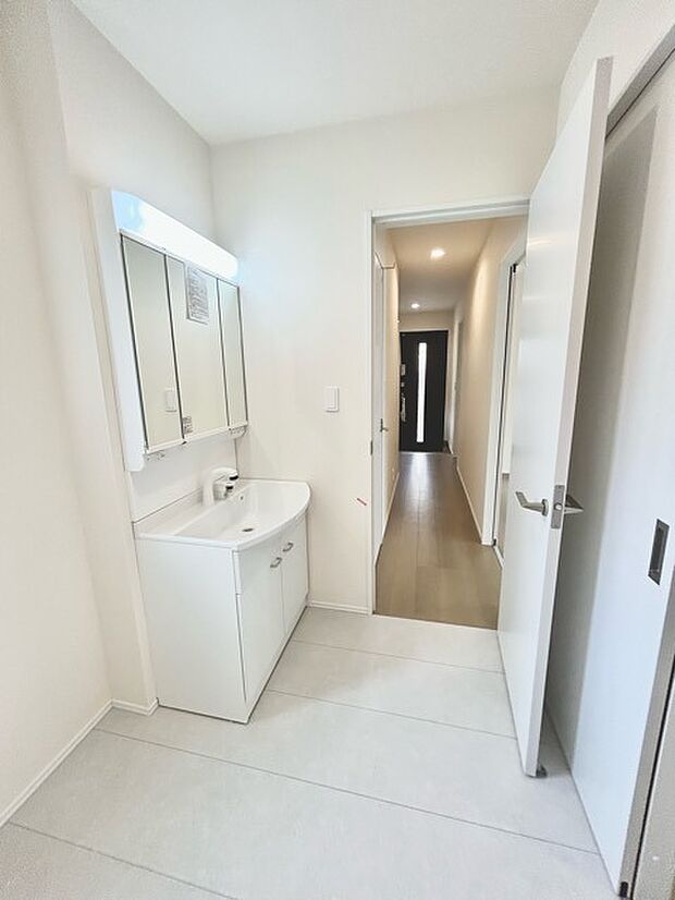 ゆとりの洗面スペースで朝の身支度もスムーズに行えます。