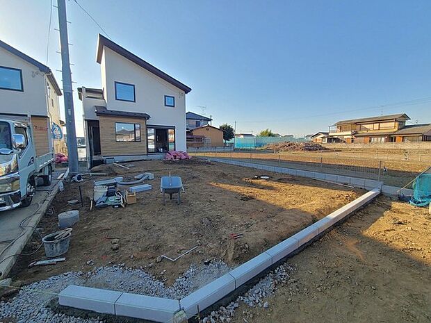 セカンドカーや来客時にも便利なカースペース3台分ございます。