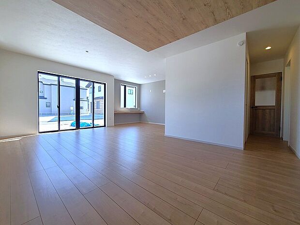 家族団欒のリビング。陽光差し込む食卓には家族の会話とスマイルが溢れます。いつまでもここで食卓を囲みたくなる、そう感じさせてくれるスペース。 