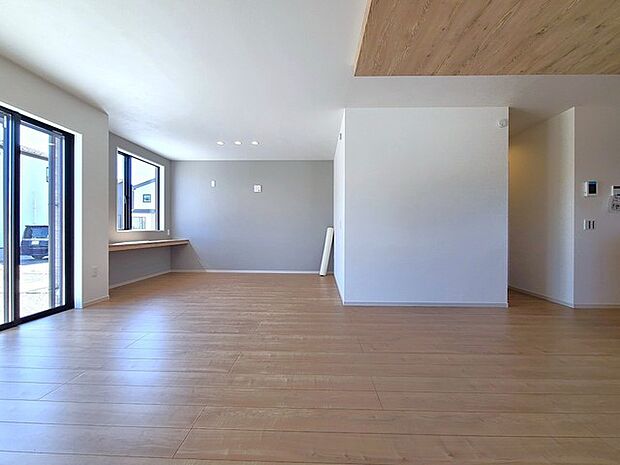 家族団欒のリビング。陽光差し込む食卓には家族の会話とスマイルが溢れます。いつまでもここで食卓を囲みたくなる、そう感じさせてくれるスペース。 