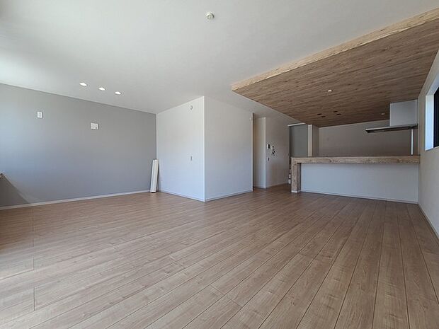 家族団欒のリビング。陽光差し込む食卓には家族の会話とスマイルが溢れます。いつまでもここで食卓を囲みたくなる、そう感じさせてくれるスペース。 