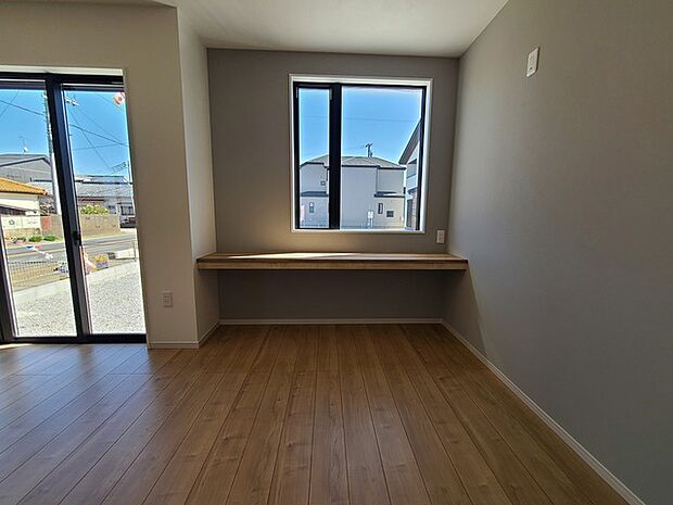 家族団欒のリビング。陽光差し込む食卓には家族の会話とスマイルが溢れます。いつまでもここで食卓を囲みたくなる、そう感じさせてくれるスペース。 