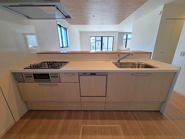 リビングにいる家族の顔が見渡せるカウンターキッチン。お料理もより一層おいしく、楽しく。食器棚を背面に設置しても十分な広さを確保しています。 