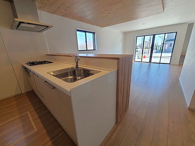 リビングにいる家族の顔が見渡せるカウンターキッチン。お料理もより一層おいしく、楽しく。食器棚を背面に設置しても十分な広さを確保しています。 