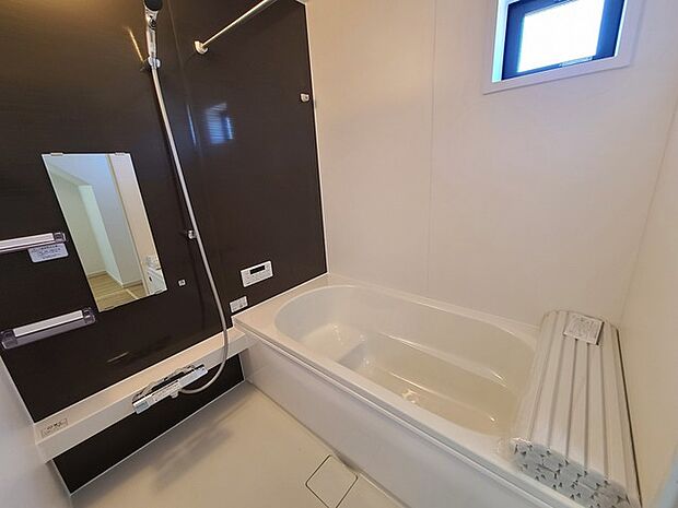 一緒にお風呂に入っている子供達の声がリビングまで聞こえてきそうな広々とした1坪バス 