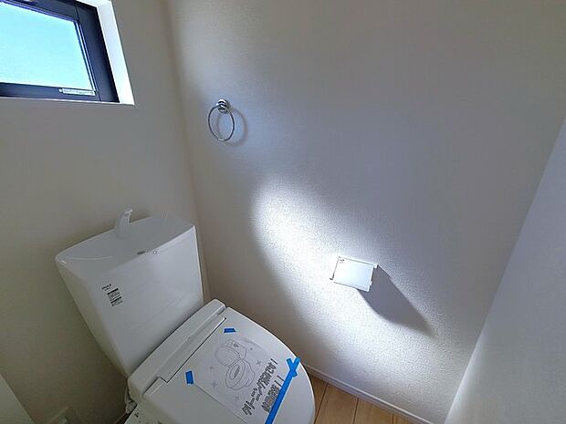 ウォシュレット機能付きのトイレ。換気のしやすい窓付きで、収納もあり実用性も兼ね備えた造り。 