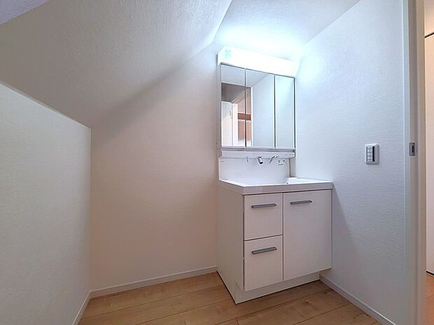 お出かけ前の身だしなみに一歩差がつく三面鏡。ミラー裏にはたっぷり収納もございます。 