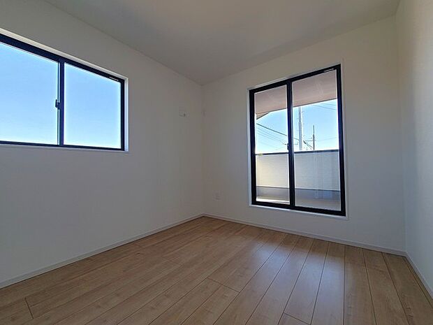 2面採光を確保した明るい室内は、爽やかな風を感じる居心地の良い空間です。 