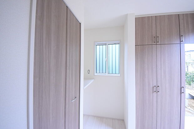 明るく開放的な玄関、靴の脱ぎ履きもしやすく、収納も豊富でご家族皆様の靴をスッキリ収納できます。