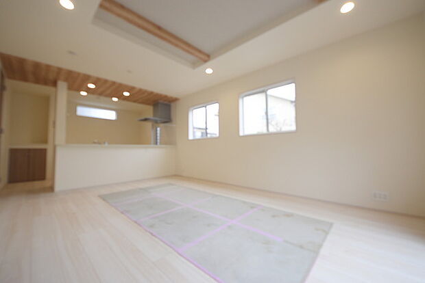 家族団欒のリビング。陽光差し込む食卓には家族の会話とスマイルが溢れます。いつまでもここで食卓を囲みたくなる、そう感じさせてくれるスペース。 