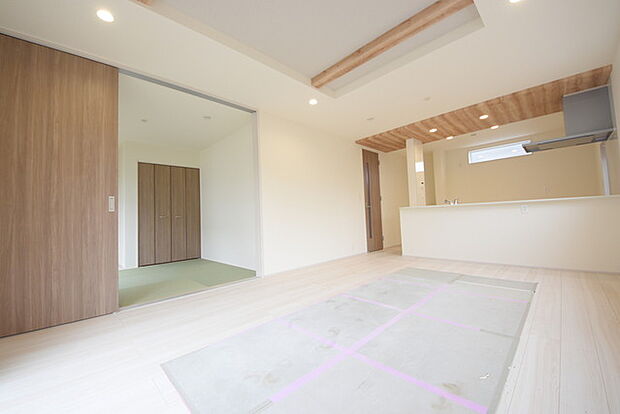 家族が一番集まる場所だから広々としつつも素敵な空間であって欲しい。皆がくつろぐリビングからキッチンまでが一つに繋がる空間。 