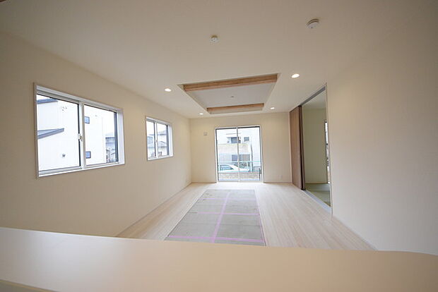 いつも家族の集まるリビングは広々とした17.0帖。通風・採光にも優れ、心安らぐ風と光がたえない空間。汎用性に富んだ居住スペースと、高揚感さえも与えてくれる住空間です。 