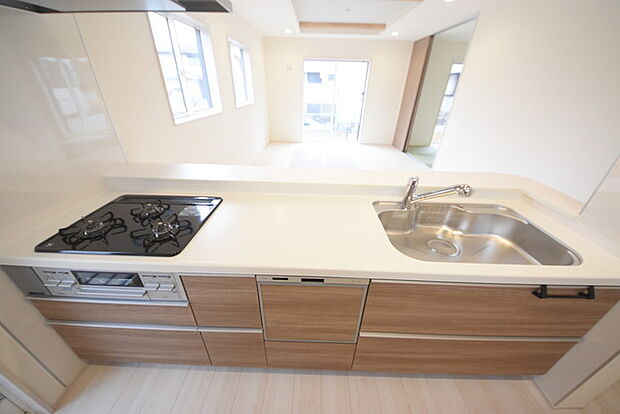 時短に活躍する食器洗浄機や一杯の水も楽しめる浄水器があるシステムキッチン。