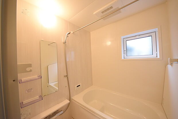 一緒にお風呂に入っている子供達の声がリビングまで聞こえてきそうな広々とした1坪バス