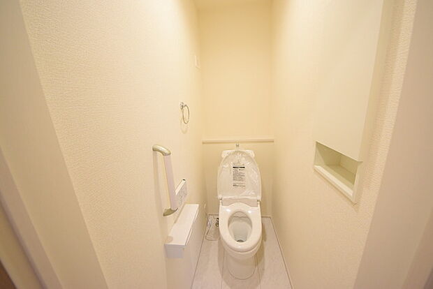 1.2階にそれぞれトレイがございます。朝の混雑時に分散して利用できるほか、ゲスト用としても使い分けることもできます。 