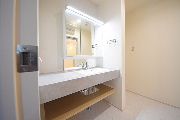 お出かけ前の身だしなみに一歩差がつく三面鏡。ミラー裏にはたっぷり収納もございます。 