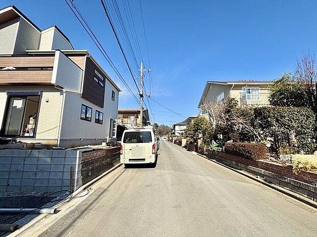 6m幅員の道路に面しておりお車の運転が苦手な方でも安心して出入りいただけます。