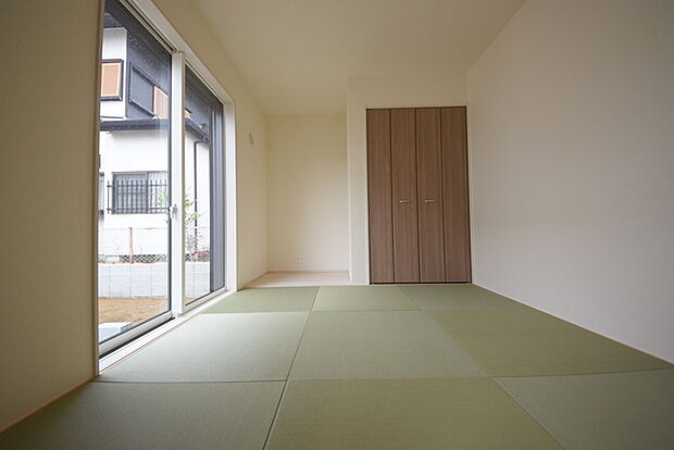 今からここを誰のお部屋にしようか、そんな洋室。大きさは5.25帖です。