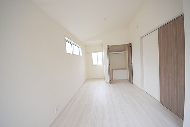 今からここを誰のお部屋にしようか、そんな洋室。大きさは5.25帖です。 