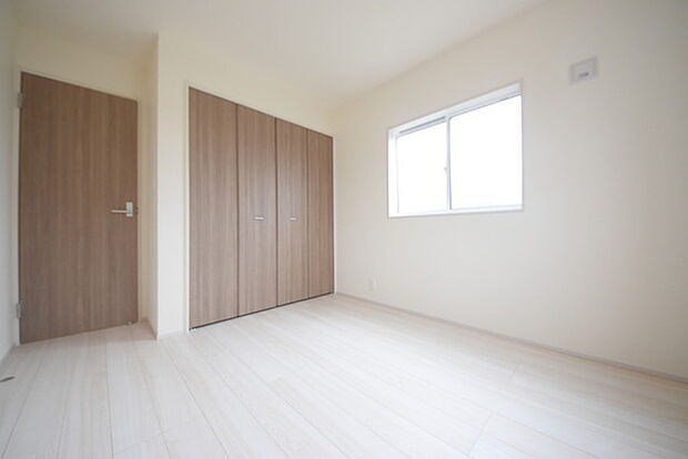 今からここを誰のお部屋にしようか、そんな洋室。大きさは〇5.0です。 