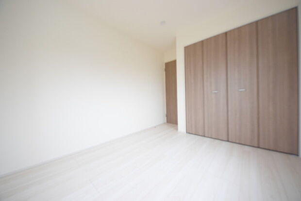 今からここを誰のお部屋にしようか、そんな洋室。大きさ5.0〇帖です。