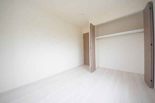今からここを誰のお部屋にしようか、そんな洋室。大きさは5.0帖です。