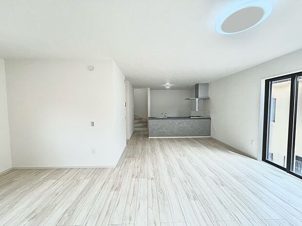 大きな開口部から明るい光が差し込むリビング。日中の室内の明るさがこの部屋の魅力です。 