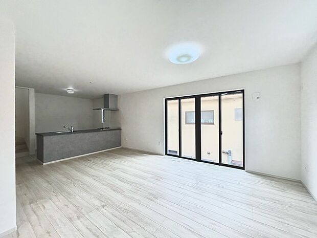 家族や友人、両親、親戚とこれから沢山の時間を紡ぐのだろう。そこを彩るのは窓から見える青い空、心地よい緑。そんなイメージが膨らむリビングスペース。