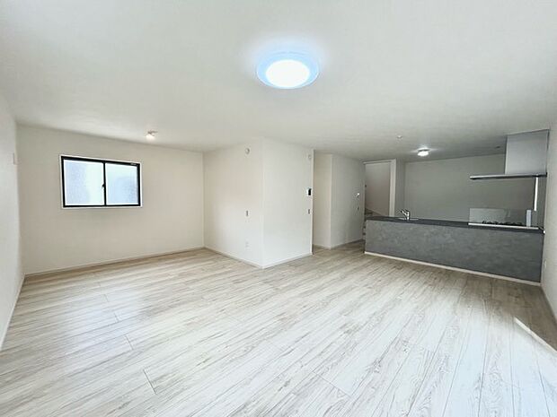 家族団欒のリビング。陽光差し込む食卓には家族の会話とスマイルが溢れます。いつまでもここで食卓を囲みたくなる、そう感じさせてくれるスペース。 