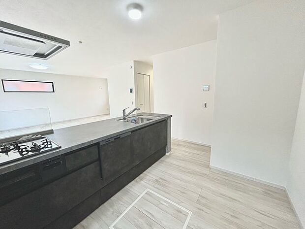 家族団欒のリビング。陽光差し込む食卓には家族の会話とスマイルが溢れます。いつまでもここで食卓を囲みたくなる、そう感じさせてくれるスペース。