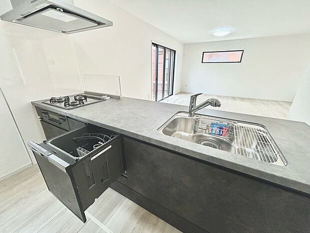 時短に活躍する食器洗浄機や一杯の水も楽しめる浄水器があるシステムキッチン。