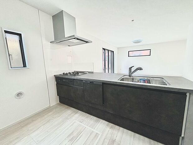 家族が一番集まる場所だから広々としつつも素敵な空間であって欲しい。皆がくつろぐリビングからキッチンまでが一つに繋がる空間。 