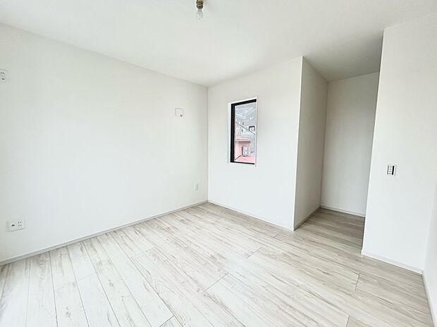 どんな家具にでも相性が良い清潔感ある白色調のクロスを採用。主張しすぎない配色、耐久性にも優れた床材は日々のメンテナンスも楽に、快適に過ごして頂けるよう考えられています。