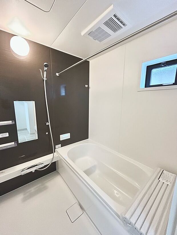 一緒にお風呂に入っている子供達の声がリビングまで聞こえてきそうな広々とした1坪バス