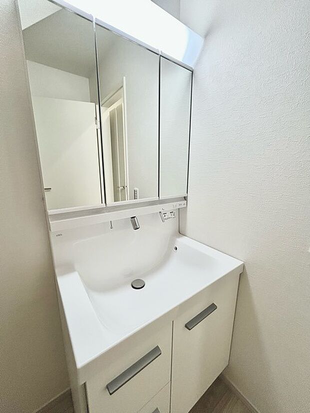 お出かけ前の身だしなみに一歩差がつく三面鏡。ミラー裏にはたっぷり収納もございます。 