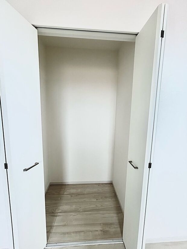 衣類の整理整頓に嬉しいクローゼット付きのお部屋。お子様のお部屋としても便利です。