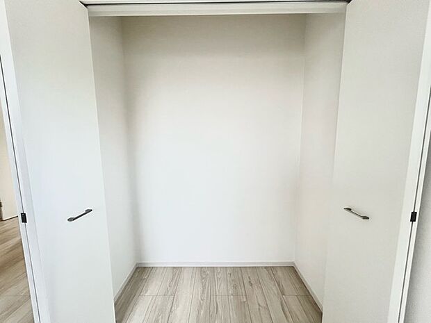 広々収納で、仕事着、普段着をまとめて収納できます。 