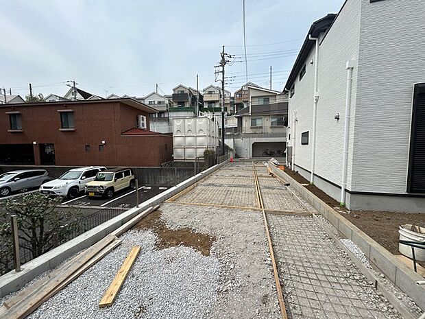 通りから入ったプライベート空間で落ち着いた雰囲気でお住いになる。敷地部分でお子様の遊ぶスペースや駐車スペースに活用できます。