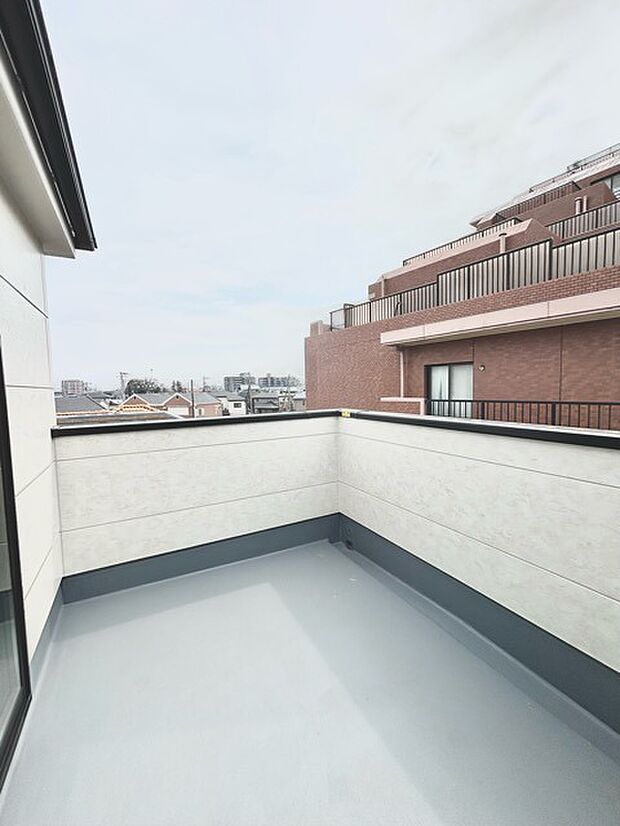 広めのバルコニーは風通しも良くお洗濯物もしっかりと干すことができます！ 