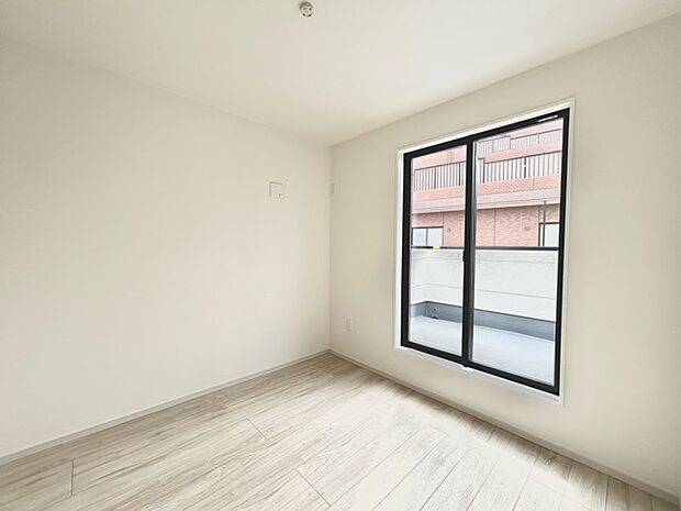 大きな開口部から明るい光が差し込む、日中の室内の明るさがこの部屋の魅力です。