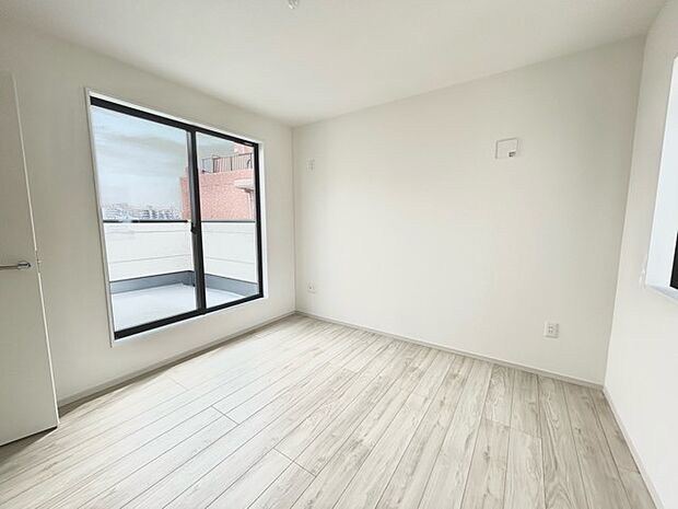 どんな家具にでも相性が良い清潔感ある白色調のクロスを採用。主張しすぎない配色、耐久性にも優れた床材は日々のメンテナンスも楽に、快適に過ごして頂けるよう考えられています。 