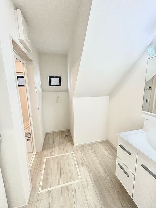 ゆとりの洗面スペースで朝の身支度もスムーズに行えます。 