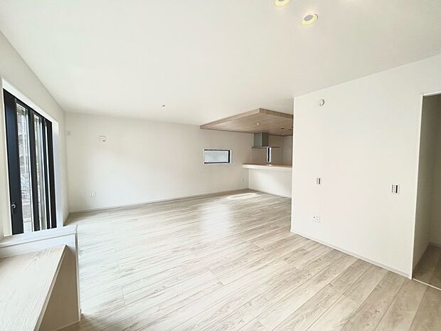 大きな開口部から明るい光が差し込むリビング。日中の室内の明るさがこの部屋の魅力です。