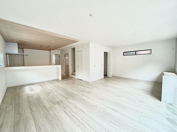 夕食の時間。家族、友人、両親、親戚との会話がより料理を美味しくしてくれる。あっという間に時間が過ぎてしまう居心地の良さは、普段はほっとする空間としてここにあります。