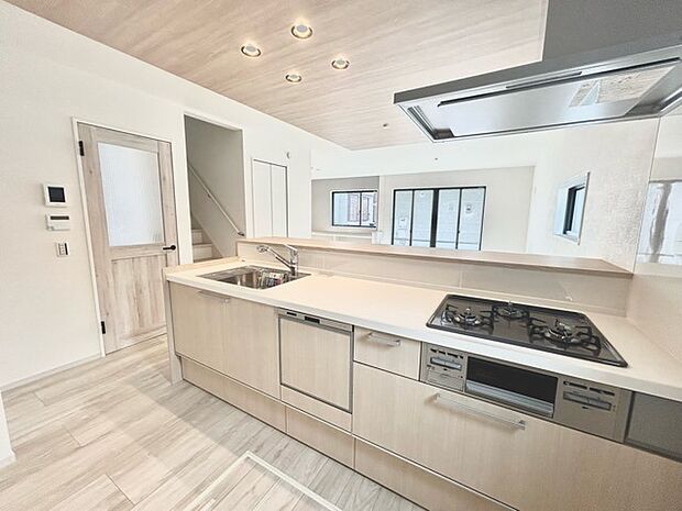 家族が一番集まる場所だから広々としつつも素敵な空間であって欲しい。皆がくつろぐリビングからキッチンまでが一つに繋がる空間。